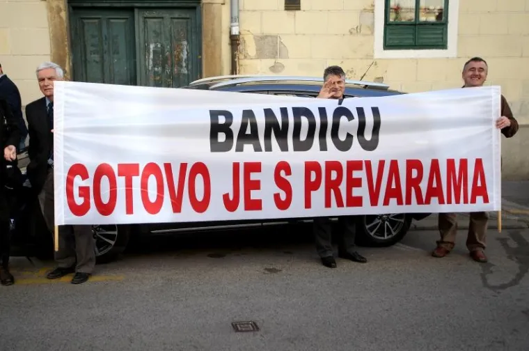 Inicijativa 'I mene se pita' održala mirni prosvjed protiv prijedloga gradonačelnika