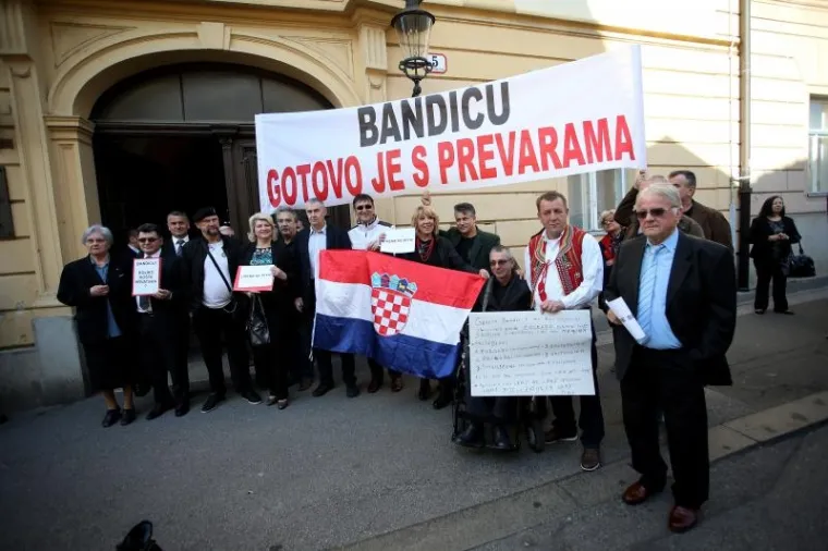 Inicijativa 'I mene se pita' održala mirni prosvjed protiv prijedloga gradonačelnika