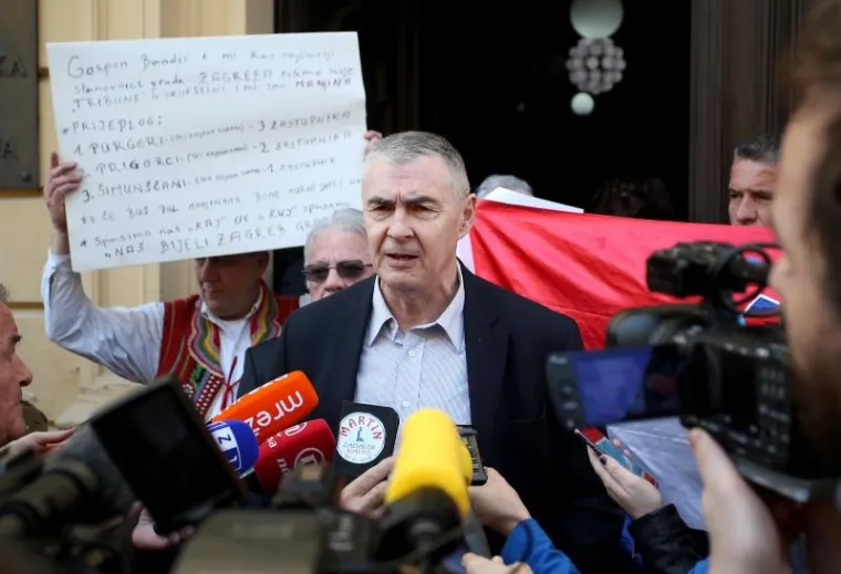 Inicijativa 'I mene se pita' održala mirni prosvjed protiv prijedloga gradonačelnika