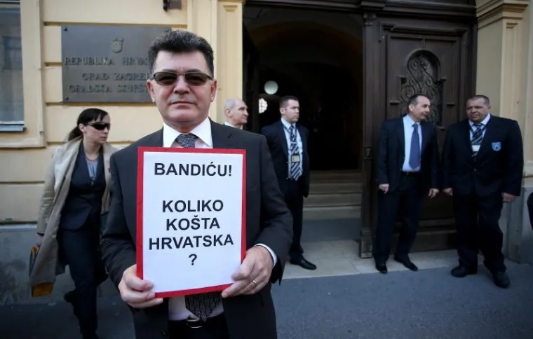 Inicijativa 'I mene se pita' održala mirni prosvjed protiv prijedloga gradonačelnika