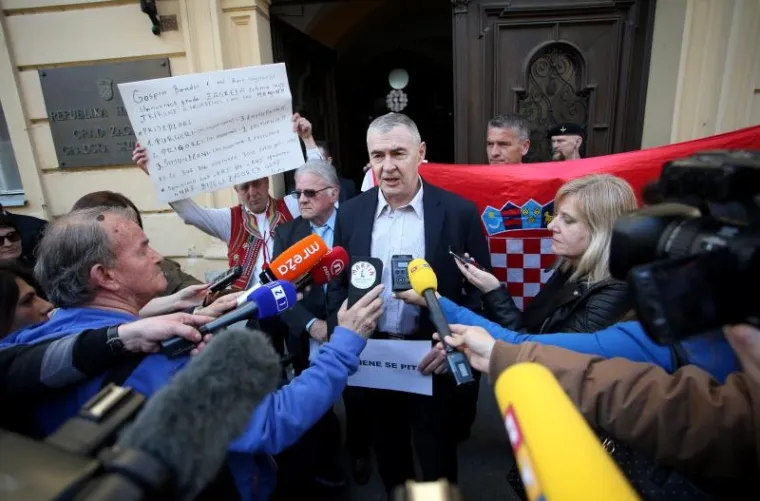 Inicijativa 'I mene se pita' održala mirni prosvjed protiv prijedloga gradonačelnika