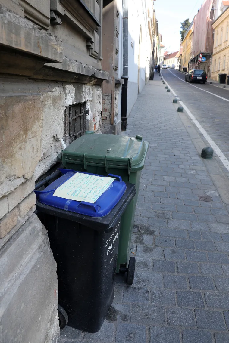 Stanari Radićeve na kanti za smeće ostavili poruku susjedima