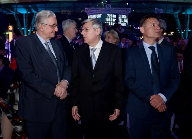 Novi putnički terminal zagrebačke Zračne luke "Franjo Tuđman" svečano je otvoren u utorak navečer u nazočnosti 500 uzvanika, među kojima su bili predsjednik Vlade Andrej Plenković i državnim tajnik za vanjske poslove Francuske Republike Harlem Desir te mnogi partneri te zračne luke koja se za redoviti promet otvara 28. ožujka.
Naglasiv&scaron;i da mu je velika čast biti na otvorenju Zračne luke "Franjo Tuđman", koja odi&scaron;e Europom i svijetom 21. stoljeća, premijer Plenković je istaknuo da su to nova vrata Hrvatske na koje bi bio ponosan i Franjo Tuđman. Zahvalio je svim pro&scaron;lim hrvatskim vladama, koncesionarima -  investitorima te svima drugima uključenim u taj projekt kojim je Hrvatska do&scaron;la u prometnom smislu na vi&scaron;u razinu. (Hina)