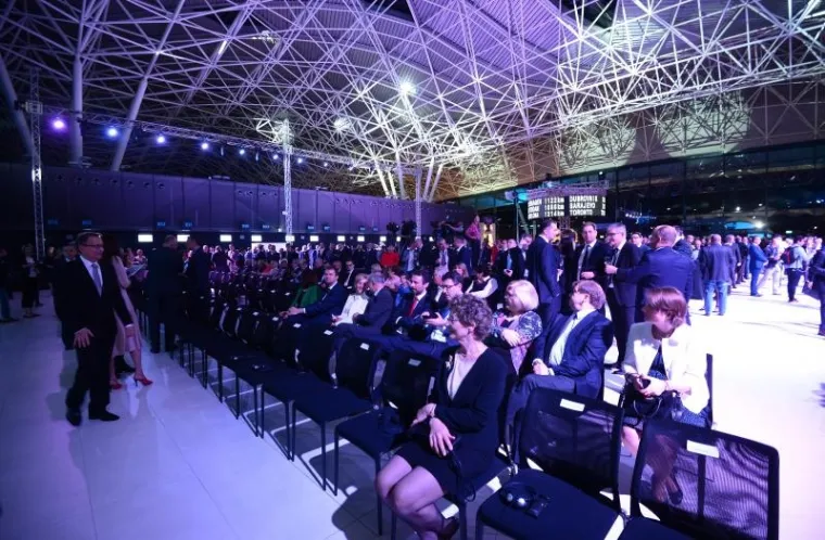 Novi putnički terminal zagrebačke Zračne luke "Franjo Tuđman" svečano je otvoren u utorak navečer u nazočnosti 500 uzvanika, među kojima su bili predsjednik Vlade Andrej Plenković i državnim tajnik za vanjske poslove Francuske Republike Harlem Desir te mnogi partneri te zračne luke koja se za redoviti promet otvara 28. ožujka.
Naglasiv&scaron;i da mu je velika čast biti na otvorenju Zračne luke "Franjo Tuđman", koja odi&scaron;e Europom i svijetom 21. stoljeća, premijer Plenković je istaknuo da su to nova vrata Hrvatske na koje bi bio ponosan i Franjo Tuđman. Zahvalio je svim pro&scaron;lim hrvatskim vladama, koncesionarima -  investitorima te svima drugima uključenim u taj projekt kojim je Hrvatska do&scaron;la u prometnom smislu na vi&scaron;u razinu. (Hina)
