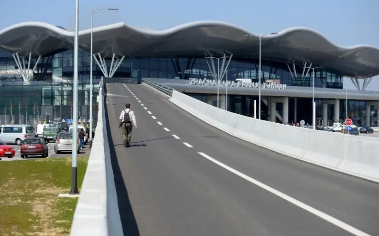 Novi putnički terminal zagrebačke Zračne luke "Franjo Tuđman" svečano je otvoren u utorak navečer u nazočnosti 500 uzvanika, među kojima su bili predsjednik Vlade Andrej Plenković i državnim tajnik za vanjske poslove Francuske Republike Harlem Desir te mnogi partneri te zračne luke koja se za redoviti promet otvara 28. ožujka.
Naglasiv&scaron;i da mu je velika čast biti na otvorenju Zračne luke "Franjo Tuđman", koja odi&scaron;e Europom i svijetom 21. stoljeća, premijer Plenković je istaknuo da su to nova vrata Hrvatske na koje bi bio ponosan i Franjo Tuđman. Zahvalio je svim pro&scaron;lim hrvatskim vladama, koncesionarima -  investitorima te svima drugima uključenim u taj projekt kojim je Hrvatska do&scaron;la u prometnom smislu na vi&scaron;u razinu. (Hina)