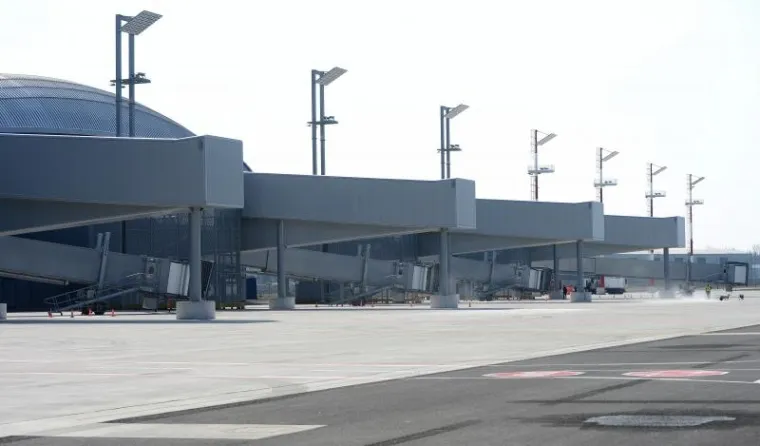 Novi putnički terminal zagrebačke Zračne luke "Franjo Tuđman" svečano je otvoren u utorak navečer u nazočnosti 500 uzvanika, među kojima su bili predsjednik Vlade Andrej Plenković i državnim tajnik za vanjske poslove Francuske Republike Harlem Desir te mnogi partneri te zračne luke koja se za redoviti promet otvara 28. ožujka.
Naglasiv&scaron;i da mu je velika čast biti na otvorenju Zračne luke "Franjo Tuđman", koja odi&scaron;e Europom i svijetom 21. stoljeća, premijer Plenković je istaknuo da su to nova vrata Hrvatske na koje bi bio ponosan i Franjo Tuđman. Zahvalio je svim pro&scaron;lim hrvatskim vladama, koncesionarima -  investitorima te svima drugima uključenim u taj projekt kojim je Hrvatska do&scaron;la u prometnom smislu na vi&scaron;u razinu. (Hina)