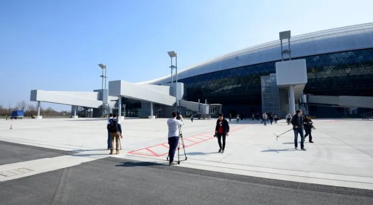 Novi putnički terminal zagrebačke Zračne luke "Franjo Tuđman" svečano je otvoren u utorak navečer u nazočnosti 500 uzvanika, među kojima su bili predsjednik Vlade Andrej Plenković i državnim tajnik za vanjske poslove Francuske Republike Harlem Desir te mnogi partneri te zračne luke koja se za redoviti promet otvara 28. ožujka.
Naglasiv&scaron;i da mu je velika čast biti na otvorenju Zračne luke "Franjo Tuđman", koja odi&scaron;e Europom i svijetom 21. stoljeća, premijer Plenković je istaknuo da su to nova vrata Hrvatske na koje bi bio ponosan i Franjo Tuđman. Zahvalio je svim pro&scaron;lim hrvatskim vladama, koncesionarima -  investitorima te svima drugima uključenim u taj projekt kojim je Hrvatska do&scaron;la u prometnom smislu na vi&scaron;u razinu. (Hina)