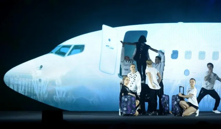 Novi putnički terminal zagrebačke Zračne luke "Franjo Tuđman" svečano je otvoren u utorak navečer u nazočnosti 500 uzvanika, među kojima su bili predsjednik Vlade Andrej Plenković i državnim tajnik za vanjske poslove Francuske Republike Harlem Desir te mnogi partneri te zračne luke koja se za redoviti promet otvara 28. ožujka.
Naglasiv&scaron;i da mu je velika čast biti na otvorenju Zračne luke "Franjo Tuđman", koja odi&scaron;e Europom i svijetom 21. stoljeća, premijer Plenković je istaknuo da su to nova vrata Hrvatske na koje bi bio ponosan i Franjo Tuđman. Zahvalio je svim pro&scaron;lim hrvatskim vladama, koncesionarima -  investitorima te svima drugima uključenim u taj projekt kojim je Hrvatska do&scaron;la u prometnom smislu na vi&scaron;u razinu. (Hina)