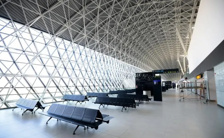 Novi putnički terminal zagrebačke Zračne luke "Franjo Tuđman" svečano je otvoren u utorak navečer u nazočnosti 500 uzvanika, među kojima su bili predsjednik Vlade Andrej Plenković i državnim tajnik za vanjske poslove Francuske Republike Harlem Desir te mnogi partneri te zračne luke koja se za redoviti promet otvara 28. ožujka.
Naglasiv&scaron;i da mu je velika čast biti na otvorenju Zračne luke "Franjo Tuđman", koja odi&scaron;e Europom i svijetom 21. stoljeća, premijer Plenković je istaknuo da su to nova vrata Hrvatske na koje bi bio ponosan i Franjo Tuđman. Zahvalio je svim pro&scaron;lim hrvatskim vladama, koncesionarima -  investitorima te svima drugima uključenim u taj projekt kojim je Hrvatska do&scaron;la u prometnom smislu na vi&scaron;u razinu. (Hina)