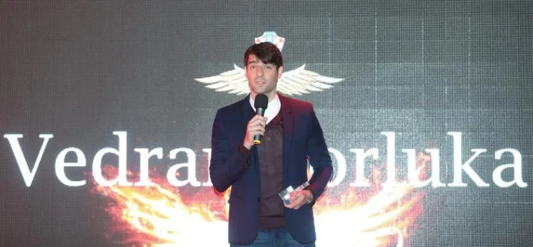 Vedran Ćorluka dobitnik je nagrade "Vatrena krila" koju dodjeljuje Klub navijača "Uvijek vjerni" za najsrčanijeg hrvatskog nogometnog reprezentativca, Ante Ćorić dobio je nagradu za nadu godine, a Stanko Poklepović za životno djelo.