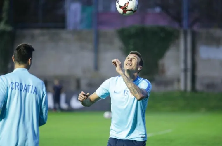 I LUKA MODRIĆ NAVUKAO JE RAZLIČITE ČARAPE: Lijepa gesta Vatrenih na treningu uoči važne utakmice