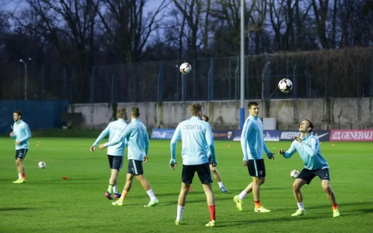 I LUKA MODRIĆ NAVUKAO JE RAZLIČITE ČARAPE: Lijepa gesta Vatrenih na treningu uoči važne utakmice