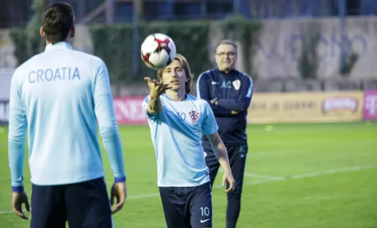 I LUKA MODRIĆ NAVUKAO JE RAZLIČITE ČARAPE: Lijepa gesta Vatrenih na treningu uoči važne utakmice