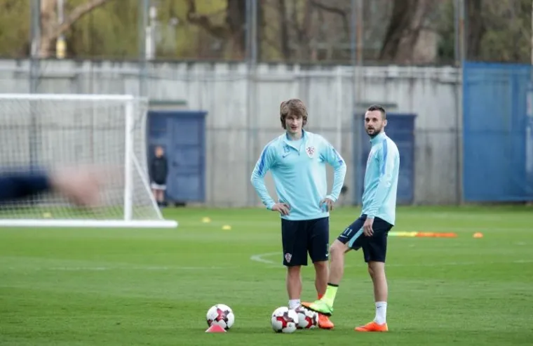 I LUKA MODRIĆ NAVUKAO JE RAZLIČITE ČARAPE: Lijepa gesta Vatrenih na treningu uoči važne utakmice