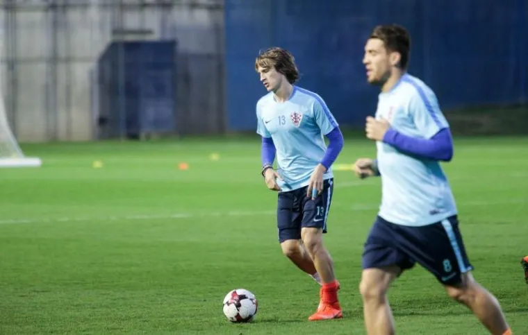 I LUKA MODRIĆ NAVUKAO JE RAZLIČITE ČARAPE: Lijepa gesta Vatrenih na treningu uoči važne utakmice