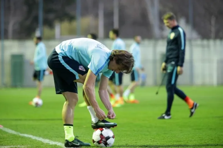 I LUKA MODRIĆ NAVUKAO JE RAZLIČITE ČARAPE: Lijepa gesta Vatrenih na treningu uoči važne utakmice