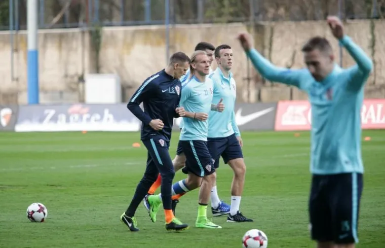 I LUKA MODRIĆ NAVUKAO JE RAZLIČITE ČARAPE: Lijepa gesta Vatrenih na treningu uoči važne utakmice