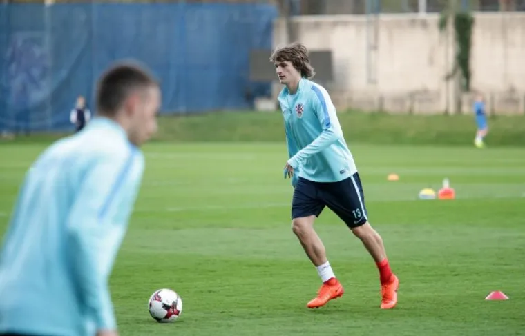 I LUKA MODRIĆ NAVUKAO JE RAZLIČITE ČARAPE: Lijepa gesta Vatrenih na treningu uoči važne utakmice