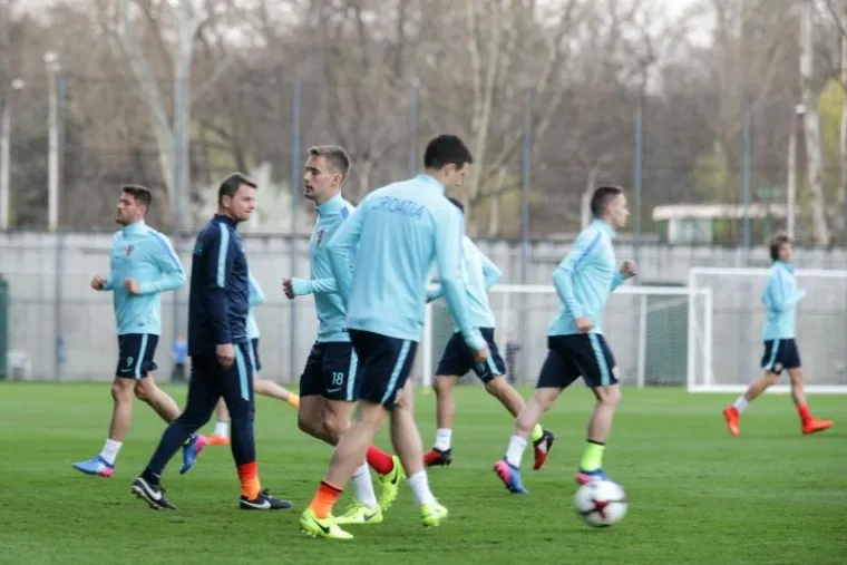 I LUKA MODRIĆ NAVUKAO JE RAZLIČITE ČARAPE: Lijepa gesta Vatrenih na treningu uoči važne utakmice