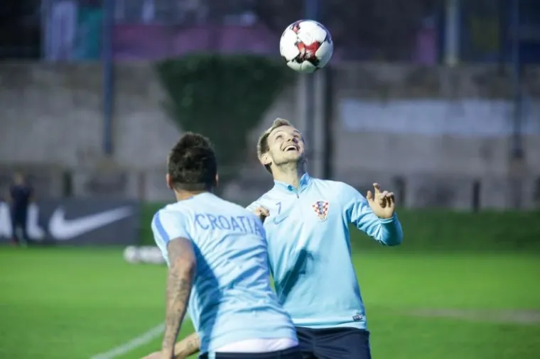 I LUKA MODRIĆ NAVUKAO JE RAZLIČITE ČARAPE: Lijepa gesta Vatrenih na treningu uoči važne utakmice