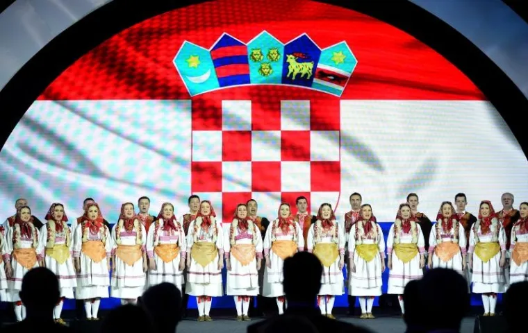 Folklorni ansambl "Lado"