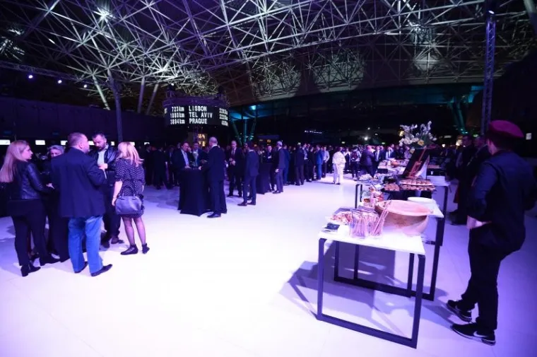 Svečano otvorenje novog putničkog terminala Zračne luke Franjo Tuđman. Novi terminal prostire se na 65.000 metara kvadratnih s kapacitetom od 5 milijuna putnika godi&scaron;nje. Zračna luka nalazi se pod koncesijom od 2012. godine na temelju ugovora kojeg je Vlada RH potpisala s francuskim konzorcijem ZAIC na rok od 30 godina.