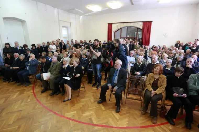 Okupljeni na komemoraciji u spomen na don Ivana Grubi&scaron;ića.