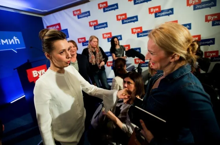 SUZE SUPRUGE PREDSJEDNIČKOG KANDIDATA: Nataša Jeremić se nakon teških optužbi slomila pred novinarima
