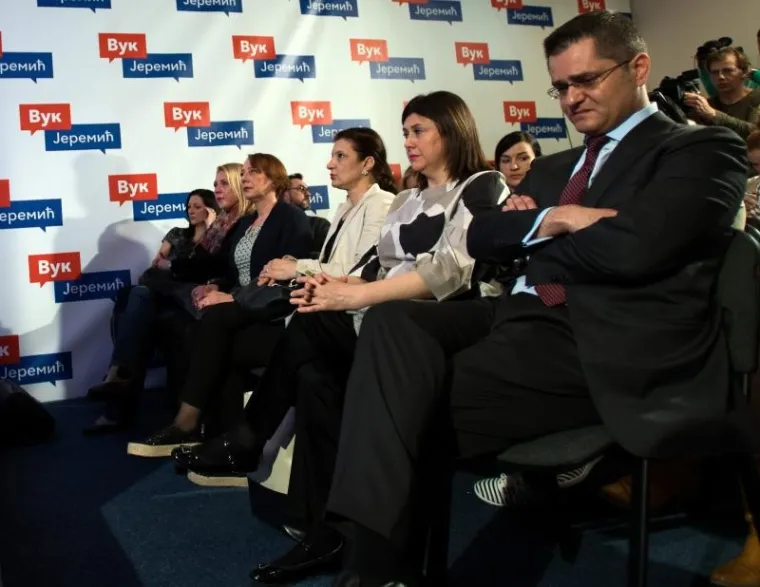 SUZE SUPRUGE PREDSJEDNIČKOG KANDIDATA: Nataša Jeremić se nakon teških optužbi slomila pred novinarima