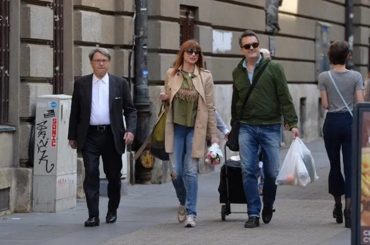 POZNATI NA &Scaron;PICI: Dok Lejla uživa u razgovoru s Ćirom Blaževićem, Tarik kao pravi kavalir nosi sve vrećice s placa