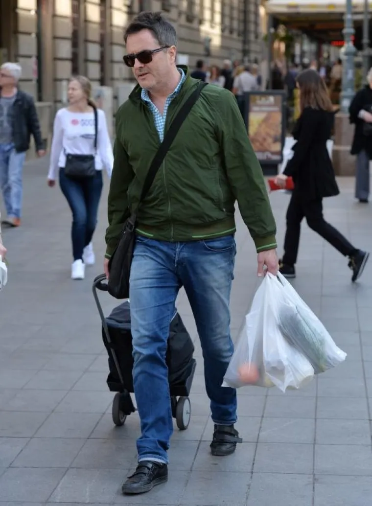 POZNATI NA &Scaron;PICI: Dok Lejla uživa u razgovoru s Ćirom Blaževićem, Tarik kao pravi kavalir nosi sve vrećice s placa