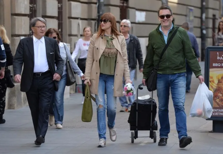 POZNATI NA &Scaron;PICI: Dok Lejla uživa u razgovoru s Ćirom Blaževićem, Tarik kao pravi kavalir nosi sve vrećice s placa