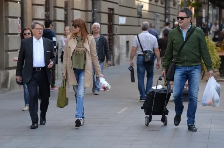 POZNATI NA &Scaron;PICI: Dok Lejla uživa u razgovoru s Ćirom Blaževićem, Tarik kao pravi kavalir nosi sve vrećice s placa