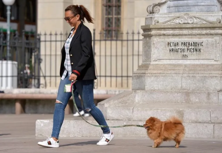 POZNATI NA &Scaron;PICI: Dok Lejla uživa u razgovoru s Ćirom Blaževićem, Tarik kao pravi kavalir nosi sve vrećice s placa