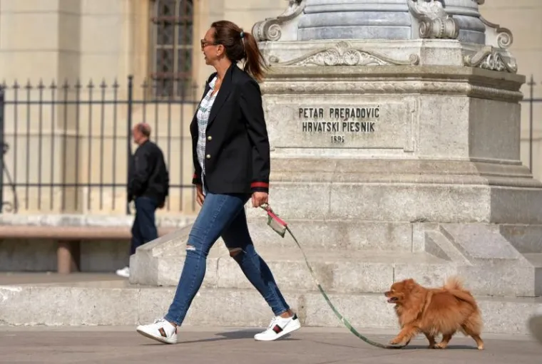 POZNATI NA &Scaron;PICI: Dok Lejla uživa u razgovoru s Ćirom Blaževićem, Tarik kao pravi kavalir nosi sve vrećice s placa