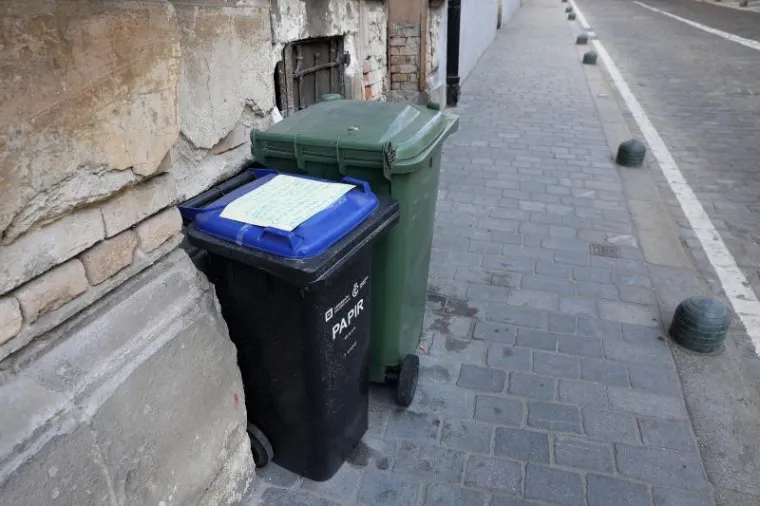 'POŠTOVANI SUSJEDI...': Stanari zagrebačke Radićeve ulice na kanti za smeće ostavili ljutitu poruku