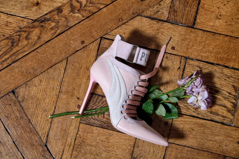 Cipele nadopunjuju njezinu modnu kolekciju, koju je Rihanna opisala kao ''Maria Antoaneta u teretani'' – sportski streetwear u trendy pastelnim bojama s pregršt ženstvenih detalja poput mašni, ukrasnih vezova i princess rukava.