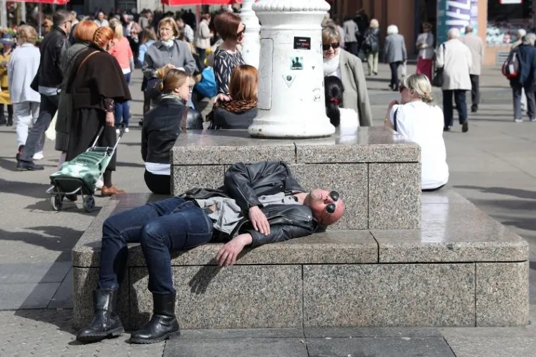 Izgleda da je proljetno sunce iznenadilo neke pa je tako na Trgu bana Jelačića u Zagrebu snimljen mu&scaron;karac koji je zaspao i drijema na toplim zrakama. Je li ga svladao umor ili se jednostavno opustio i predao užicima prirode, te&scaron;ko je reći, no ovo je jasni znak da slobodno možete svoje tretmane samotamnjenja zamijeniti pravim suncem.