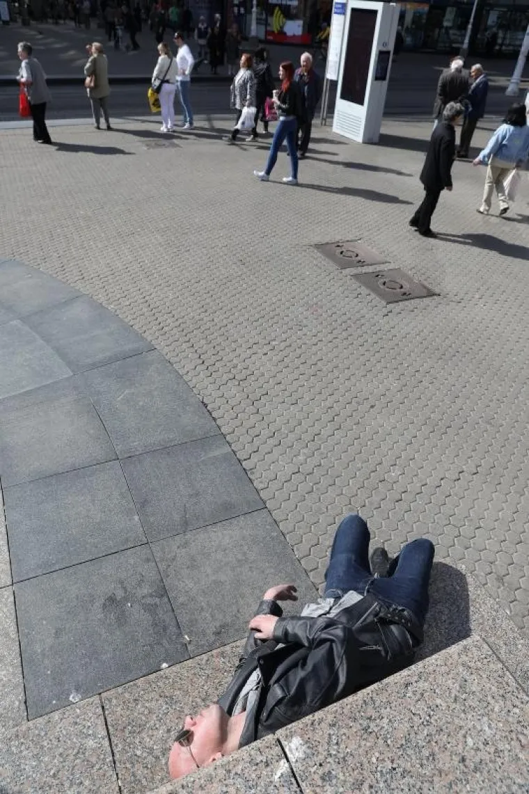 PROLJETNO SUNCE IZNENADILO MU&Scaron;KARCA: Malo se previ&scaron;e opustio i zaspao nasred Trga bana Jelačića