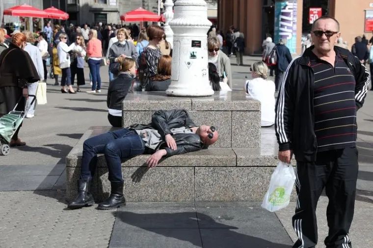 PROLJETNO SUNCE IZNENADILO MU&Scaron;KARCA: Malo se previ&scaron;e opustio i zaspao nasred Trga bana Jelačića