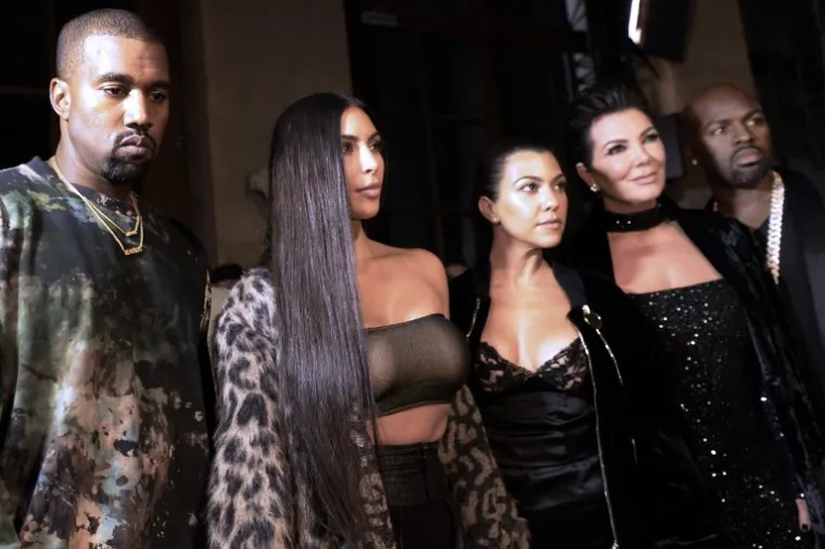 Kim Kardashian ima mnogo zaštitnih znakova, a jedan od njih zasigurno je i njena duuga kosa (ili barem ekstenzije)...