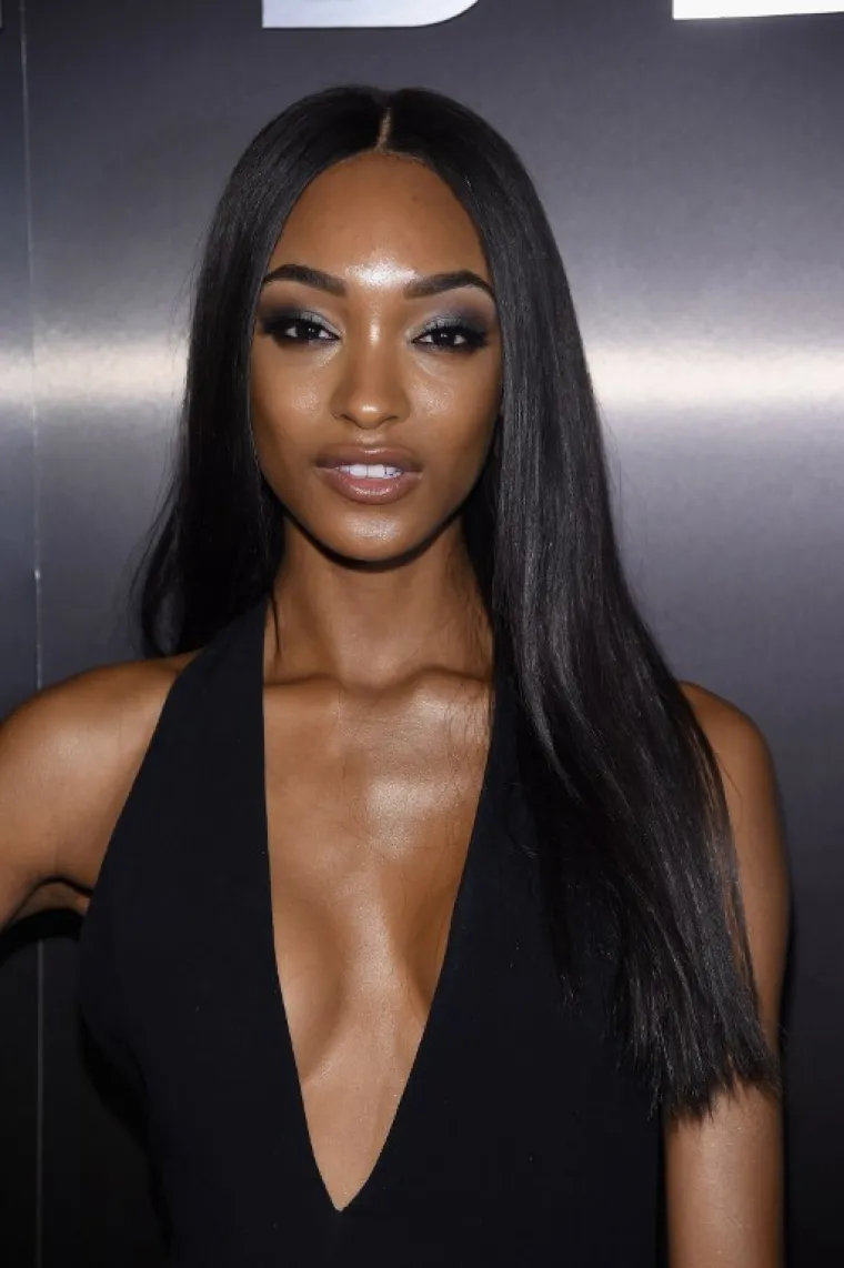 Model Jourdan Dunn odlično nosi svoju dugu, crnu kosu.