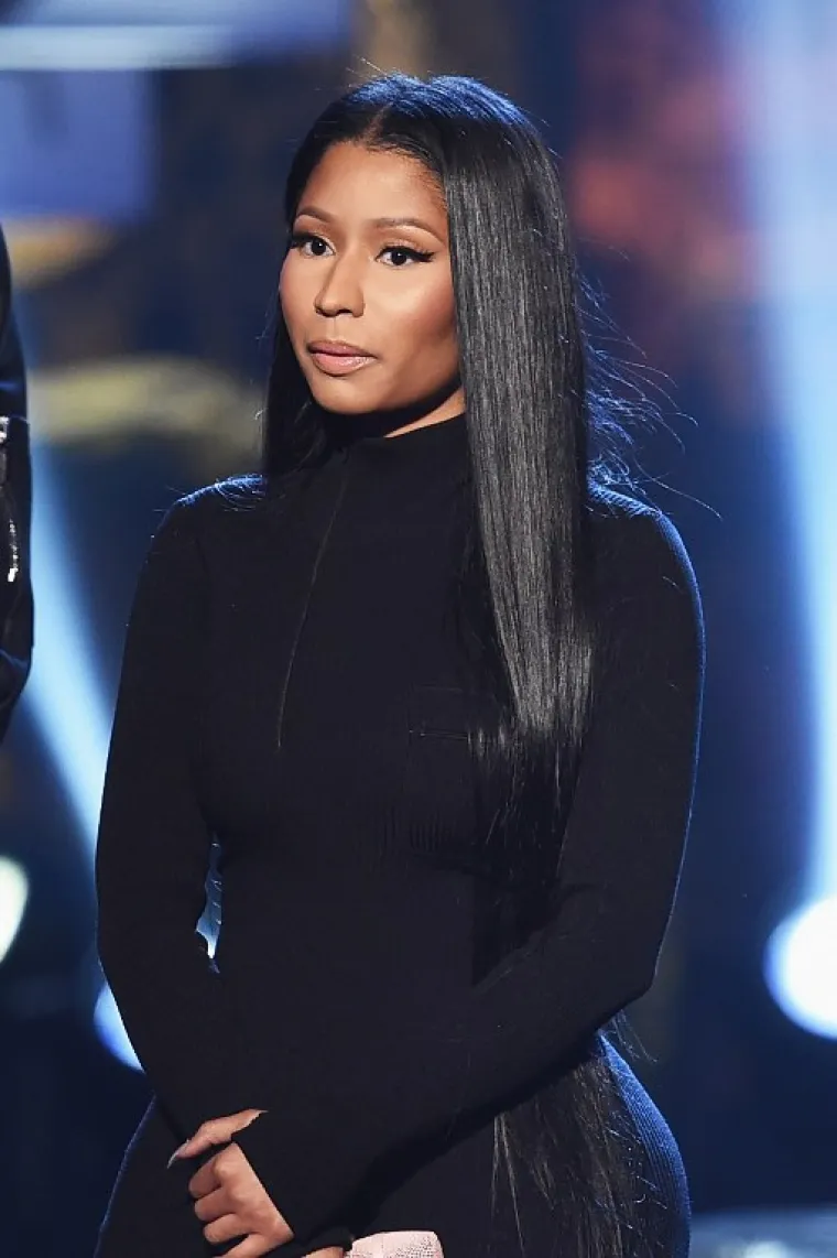 Nicky Minaj odlučila je staviti crne ekstenzije i izgleda prekrasno, jednostavno i ženstveno.