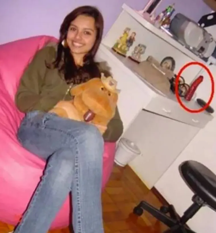 PRONAĐI VIBRATOR! Cure se uslikale, ali imaju uljeza na fotkama, možete li ga pronaći?