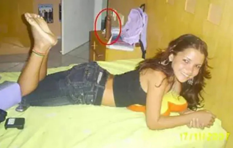 PRONAĐI VIBRATOR! Cure se uslikale, ali imaju uljeza na fotkama, možete li ga pronaći?
