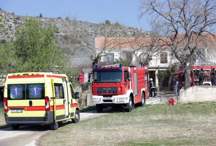 POŽAR U OBITELJSKOJ KUĆI: Jedna osoba smrtno stradala u zaseoku Bušci