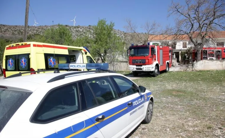 POŽAR U OBITELJSKOJ KUĆI: Jedna osoba smrtno stradala u zaseoku Bušci