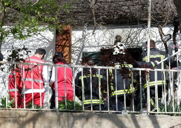 Djelatnici Hitne pomoći i vatrogasci na terenu.