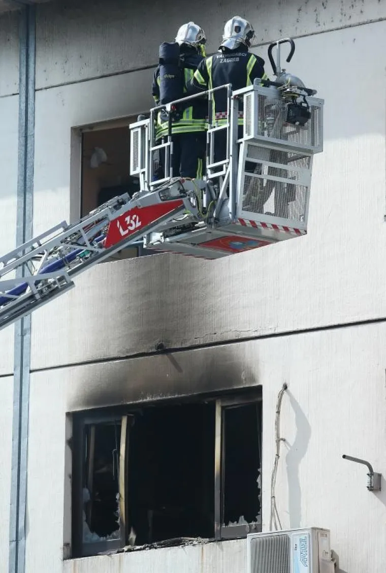 U požaru stana na Jarunu nema ozlijeđenih, vatrogasci spasili i pse