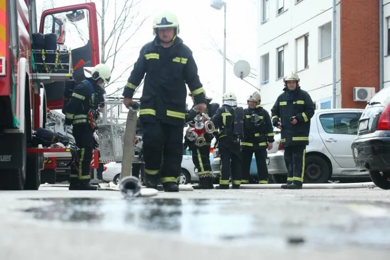 U požaru stana na Jarunu nema ozlijeđenih, vatrogasci spasili i pse